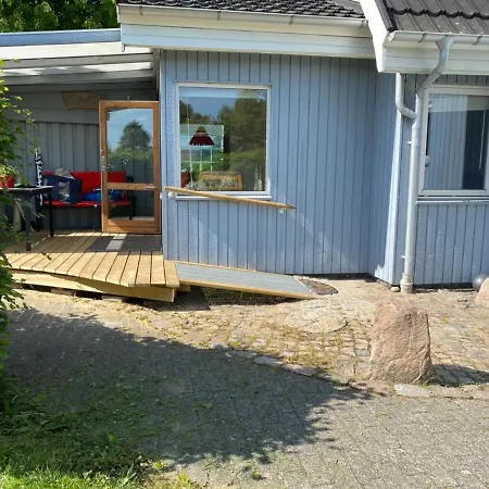 Charmerende Aeldre Sommerhus Taet Pa Strand Og City Holiday home *