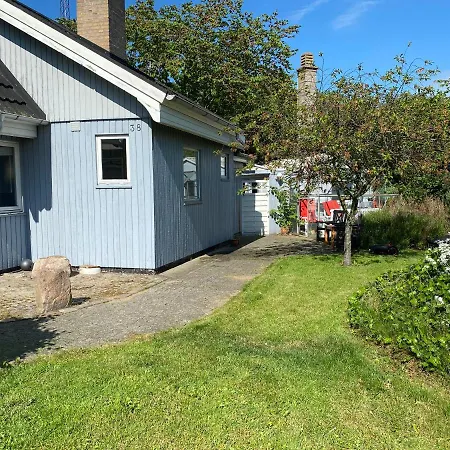 Charmerende Aeldre Sommerhus Taet Pa Strand Og City Holiday home