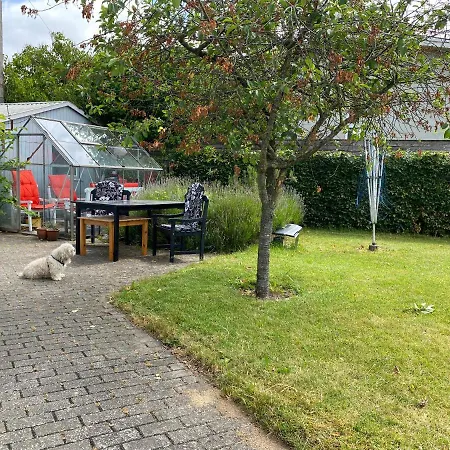 Charmerende Aeldre Sommerhus Taet Pa Strand Og City Risskov
