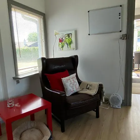 Charmerende Aeldre Sommerhus Taet Pa Strand Og City Holiday home