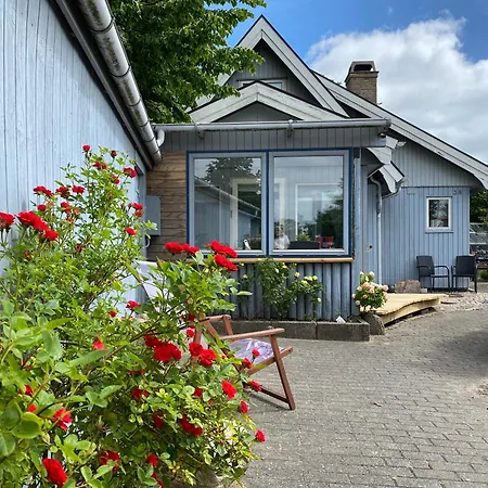Charmerende Aeldre Sommerhus Taet Pa Strand Og City Holiday home